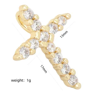 Vue détaillée d'un pendentif croix en zircone avec des dimensions de 13mm et 17mm