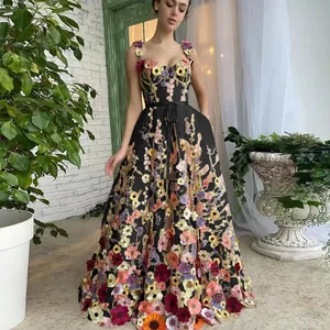Robe de soirée élégante noire avec des broderies florales 3D colorées et ceinture