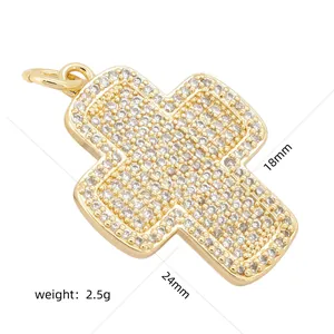 Détail du pendentif croix en zircone micro-pavé avec dimensions 24mm x 18mm et poids 2.5g