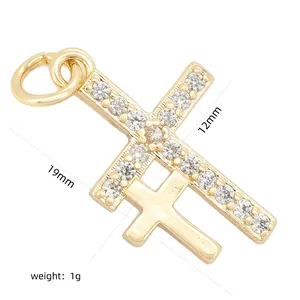 Vue détaillée d'un pendentif croix en cuivre plaqué or avec zircons micro-sertis.