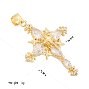 Détail d'un pendentif en croix plaqué or orné de zircons cubiques transparents