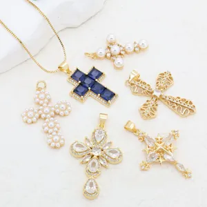 Élégant assortiment de pendentifs croix en cuivre avec perles et pierres de zircon