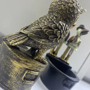 Dettaglio fontana da giardino in resina a forma di gufo con finitura oro antico