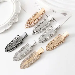 Détail de six pinces à cheveux élégantes en alliage avec strass, perles et chaînes