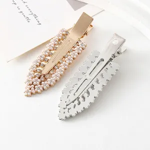 Vue détaillée des barrettes à cheveux élégantes avec strass et perles en or et argent