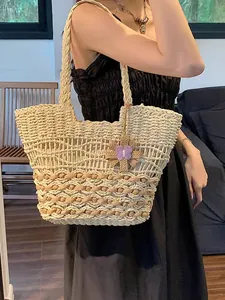 Große handgewebte Strohtasche mit Blumenanhänger für den Strandurlaub