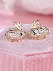 Gros plan de boucles d'oreilles lapin mignonnes pavées de cristaux étincelants