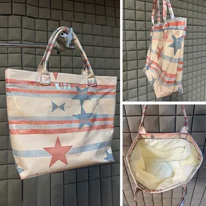 Gedetailleerde weergave van de voorzijde en binnenzak van een PVC canvas draagtas