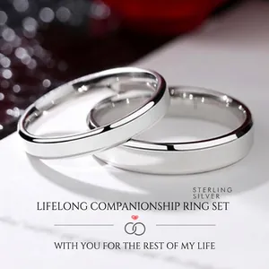 Vista dettagliata di anelli di coppia minimalisti in argento sterling S925, design liscio