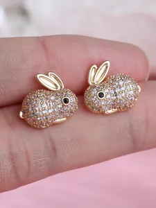 Gros plan détaillé de boucles d'oreilles lapin en cristal scintillant pour enfants.