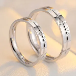 Dettaglio degli anelli di coppia in argento sterling S925 con incisione MISS YOU e pietra