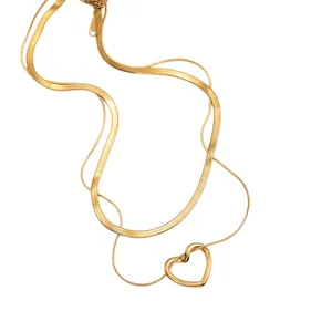 Elegante collana a doppio strato con ciondolo a cuore e catena a serpente d'oro