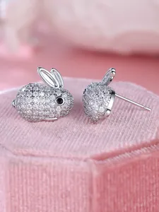 Gros plan détaillé de boucles d'oreilles lapin pavées de zircons cubiques étincelants