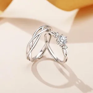 Coppia di anelli in argento sterling S925 intrecciati con una pietra centrale brillante.