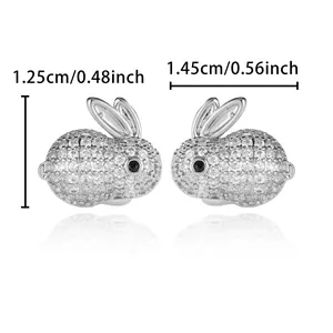Dimensions détaillées des boucles d'oreilles lapin en argent avec strass clairs.