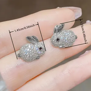 Gros plan détaillé de boucles d'oreilles lapin étincelantes avec les dimensions