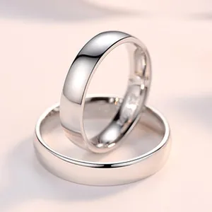 Dettaglio del lucentezza metallica di due fedi classiche in argento sterling S925.