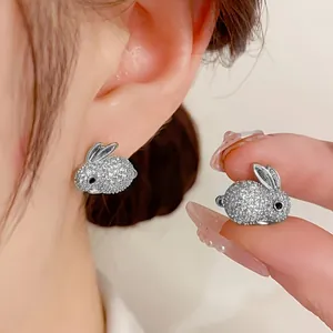 Vue détaillée de jolies boucles d'oreilles lapin en argent avec strass scintillants
