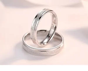 Dettaglio di anelli per coppia in argento sterling S925 con elegante finitura opaca sabbiata