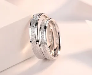 Dettaglio di anelli di coppia in argento S925 con centro opaco e bordi sfaccettati.