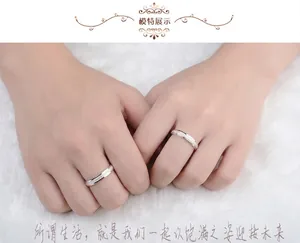 Dettaglio delle eleganti fedi per coppia in argento sterling S925 satinate su mani