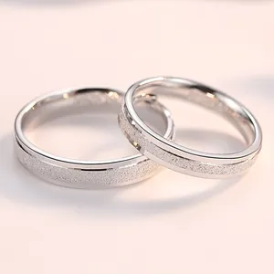Eleganti anelli per coppia in argento 925 con finitura satinata e bordi lucidi