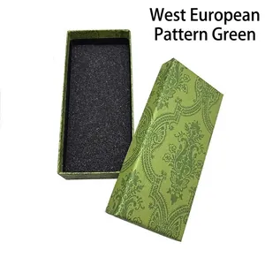 Dettaglio di una scatola per orologi verde con motivo paisley e fodera in spugna nera