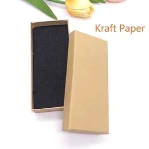 Dettaglio di una scatola per orologi rettangolare in carta kraft con inserto in spugna nera