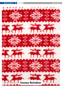 Vue détaillée du motif de renne et flocon de neige rouge sur tissu en flanelle doux