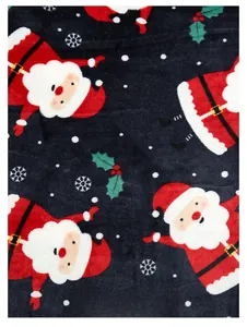 Gros plan de tissu en flanelle avec motifs festifs de Père Noël et flocons de neige
