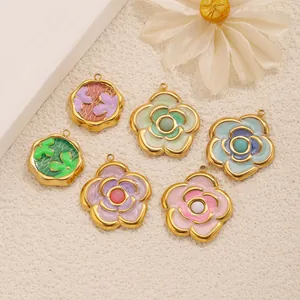 Vue détaillée de pendentifs fleurs de camélia en émail pour la création de bijoux.