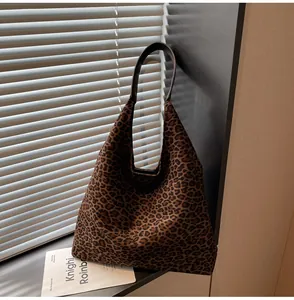 Primo piano di una grande borsa tote in pelle scamosciata con stampa leopardata