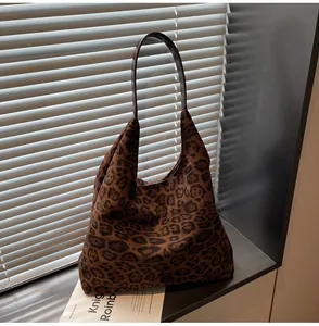 Elegante borsa tote in pelle scamosciata maculata su un davanzale moderno