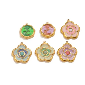 Vue macro détaillée de breloques fleurs de camélia en émail coloré pour bijoux.