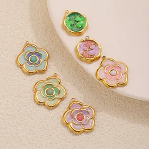 Vue détaillée de pendentifs fleurs de camélia en émail coloré et acier inoxydable doré