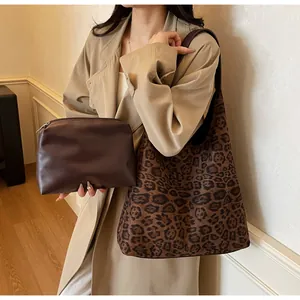 Grande borsa tote scamosciata leopardata con pochette marrone abbinata indossata