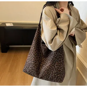 Grande borsa tote in pelle scamosciata con stampa leopardata per donna alla moda.