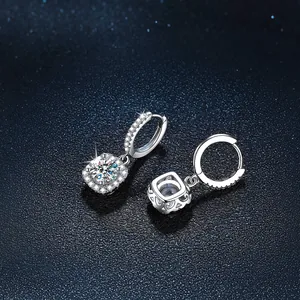 Elegante S925 Sterlingsilber Moissanit Ohrringe mit quadratischem Halo Anhänger Design