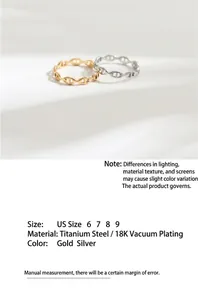 Detailweergave van titaniumstalen ringen met varkensneusschakels in goud en zilver