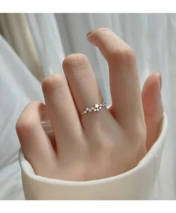 Dettaglio di un anello in argento s925 con motivo a stella e cristalli sulla mano.