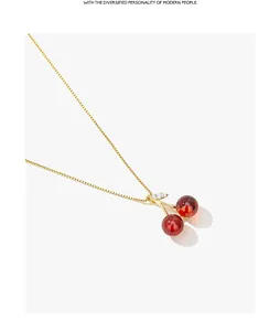 Vue détaillée d'un collier en argent S925 avec un pendentif cerise rouge élégant