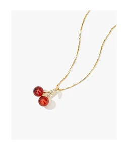 Vue détaillée du collier avec pendentif cerise en argent S925 et perles rouges