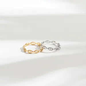 Detail van holle varkensneus kettingringen in goud en zilver titanium staal