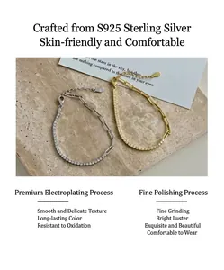 Primo piano di bracciale in argento S925 con zirconi e maglie rettangolari