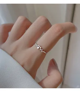 Dettaglio di anello regolabile in argento S925 con design a stelle brillanti