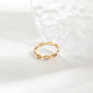 Detailweergave van een gouden titaniumstalen ring met een holle varkensneusketting.