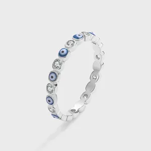 Dettaglio di un anello occhio del diavolo in argento 925 con zirconi scintillanti.