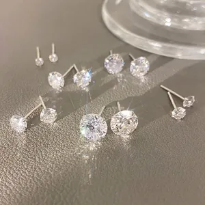 Dettaglio di orecchini a lobo in argento s925 e zircone con montatura a griffe.