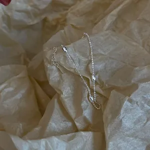 Vista dettagliata di un braccialetto minimalista in argento sterling 925 con perline.