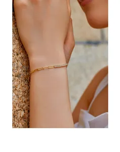 Dettaglio bracciale in argento S925 dorato con zirconi e maglie a graffetta
